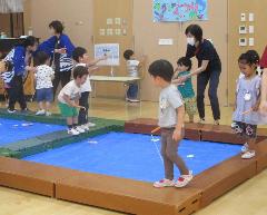 3歳児が魚釣りを楽しんでいるところ