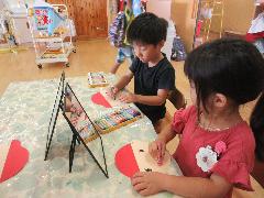 4歳児が自分の顔の制作をしているところ