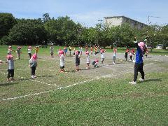 3歳児が公園でリズムを踊っているところ
