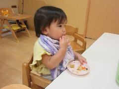 0歳児がてづかみたべをしているところ