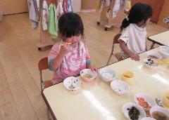 2歳児が給食を食べているところ