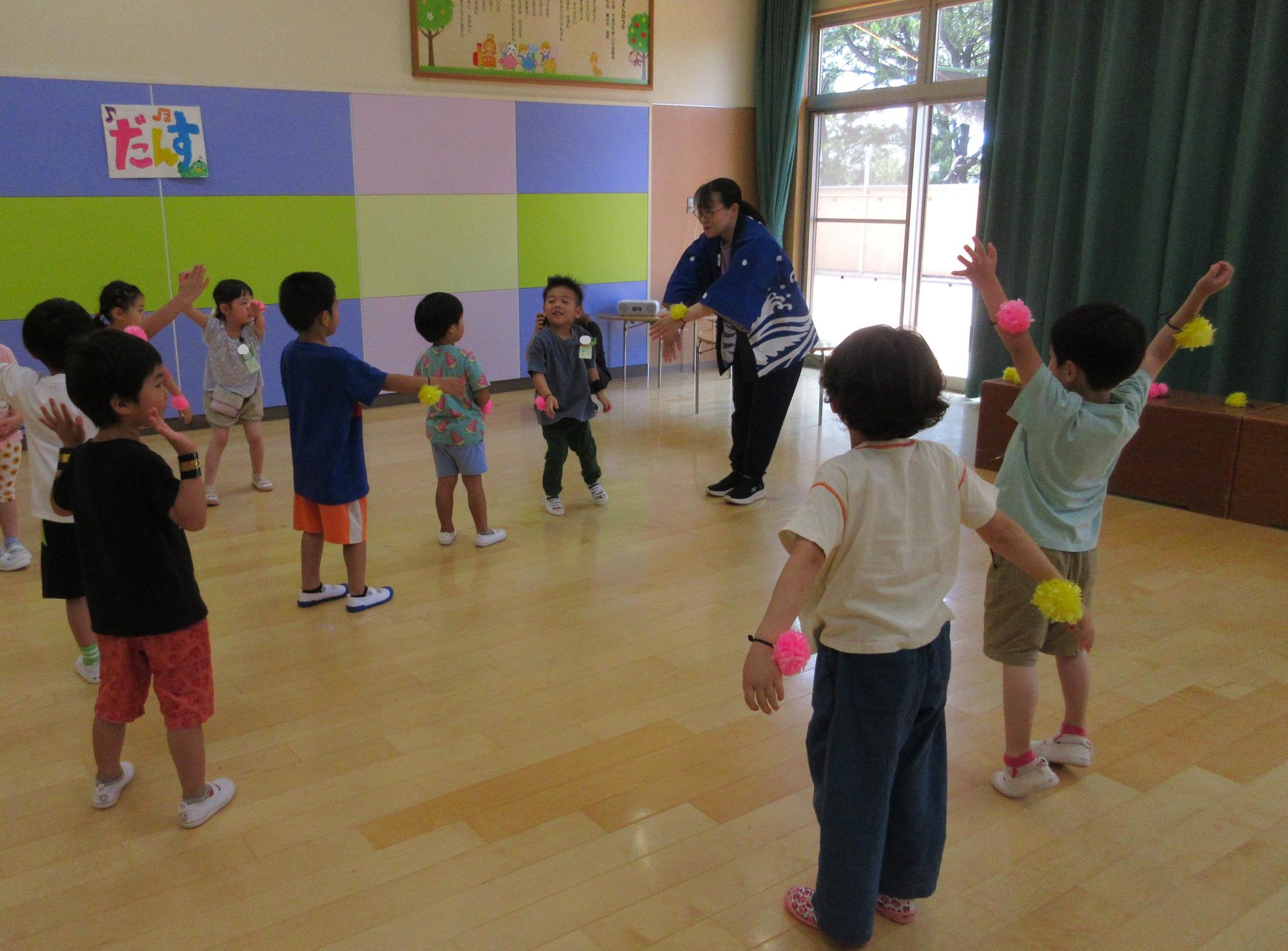 3歳児がダンスをしているところ