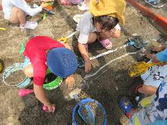 4歳児が泥遊びをしているところ