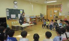 5歳児が鏡開きの由来について話を聞いているところ