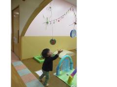 1児が的を目掛けてジャンプをしているところ