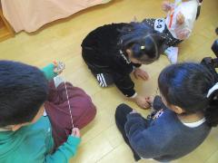 4歳児が糸引きごまをしているところ