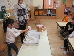 5歳児が鏡開きを行っているところ