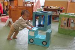 0歳児がトラックを押しているところ