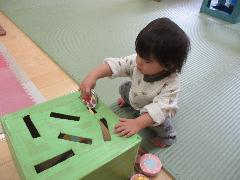 0歳児が穴落としをしているところ