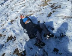 5歳児が雪に寝そべるところ