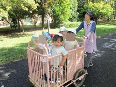 1歳児戸外遊びの様子