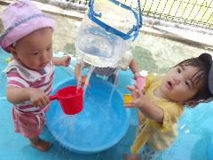 0歳児水遊びの様子