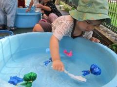 1歳児水遊びの様子