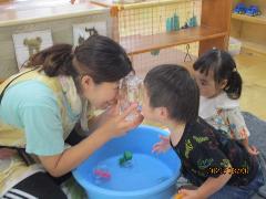 1歳児水遊びの様子