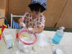 2歳児水遊びの様子