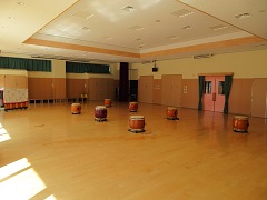 和太鼓が等間隔で並んでいる広い遊戯室の写真