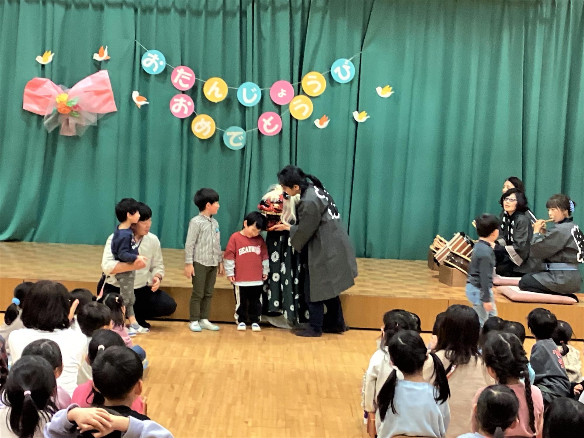 獅子舞がかむことの説明