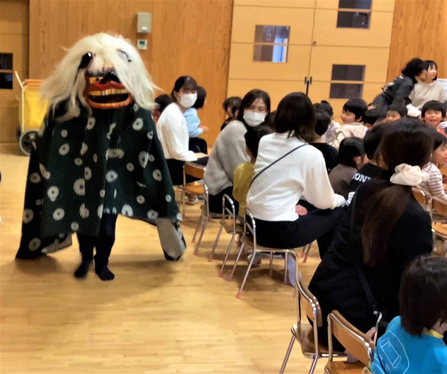 舞台から降りた獅子舞