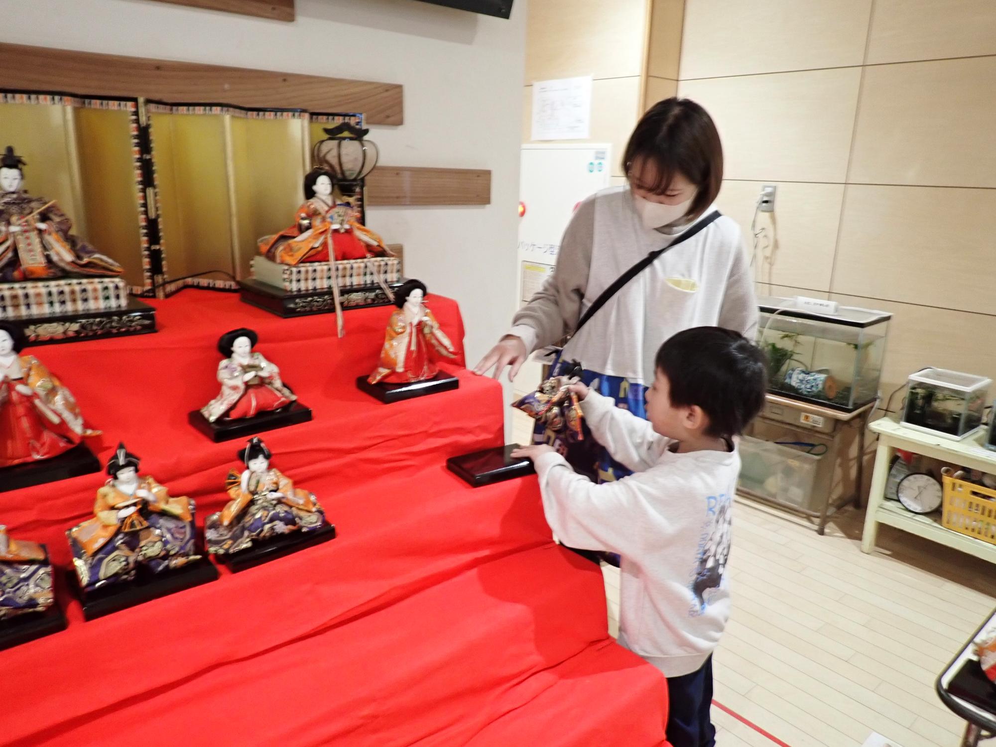 年長おひなさまを飾っている