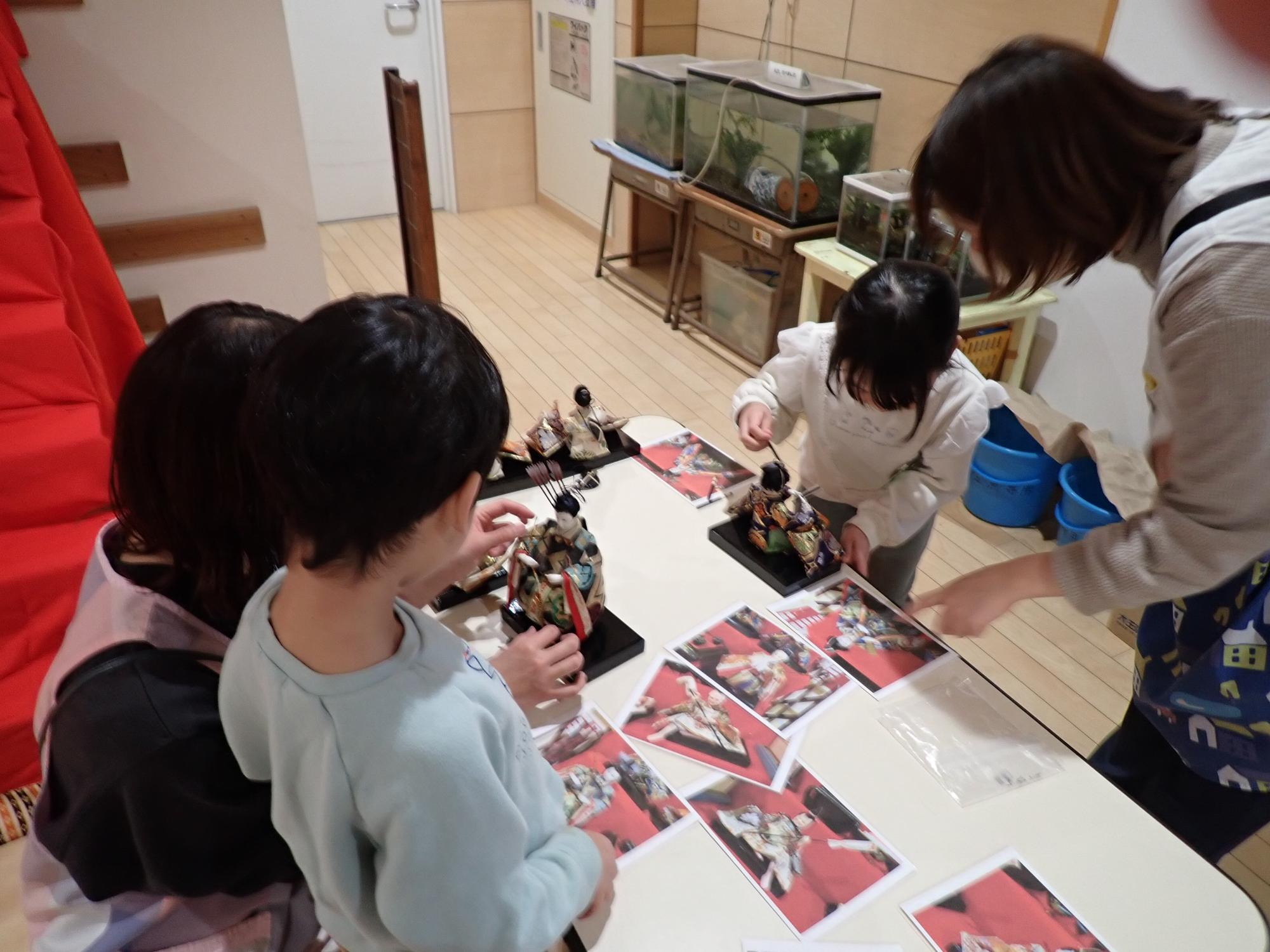 写真を見ながらおひなさまの準備