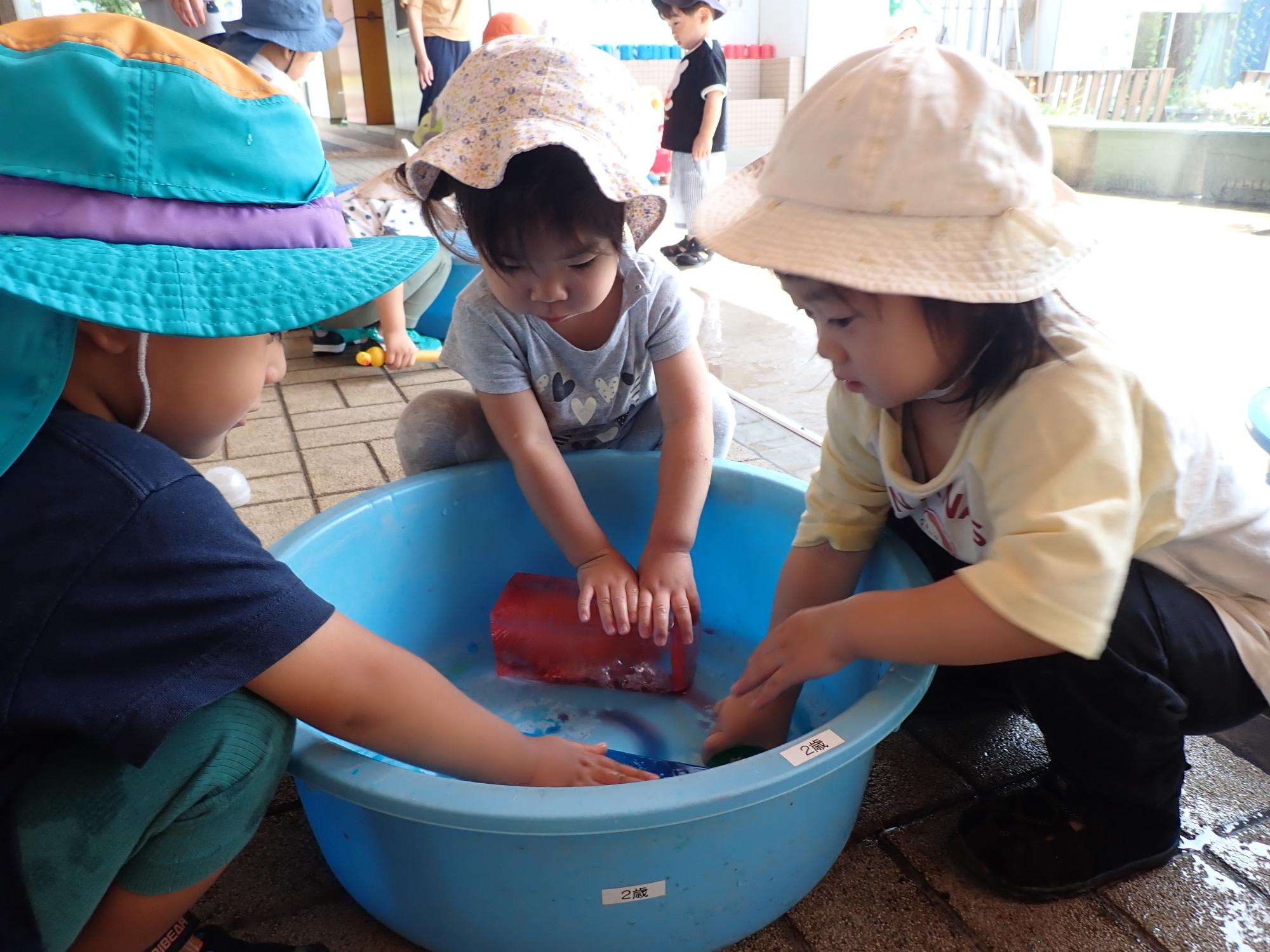 牛乳パックに色水を入れて作った氷