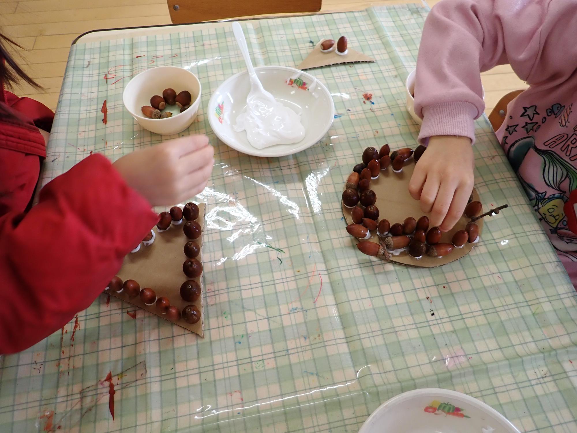 木の実をボンドでつけています