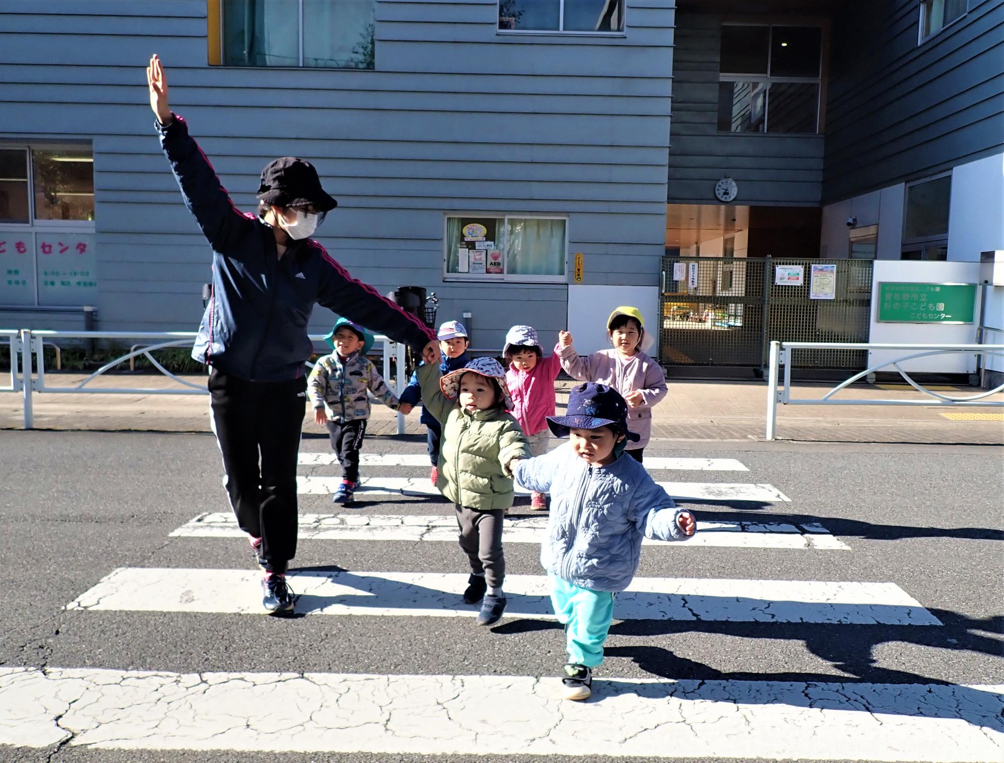 2歳児 信号を渡っています