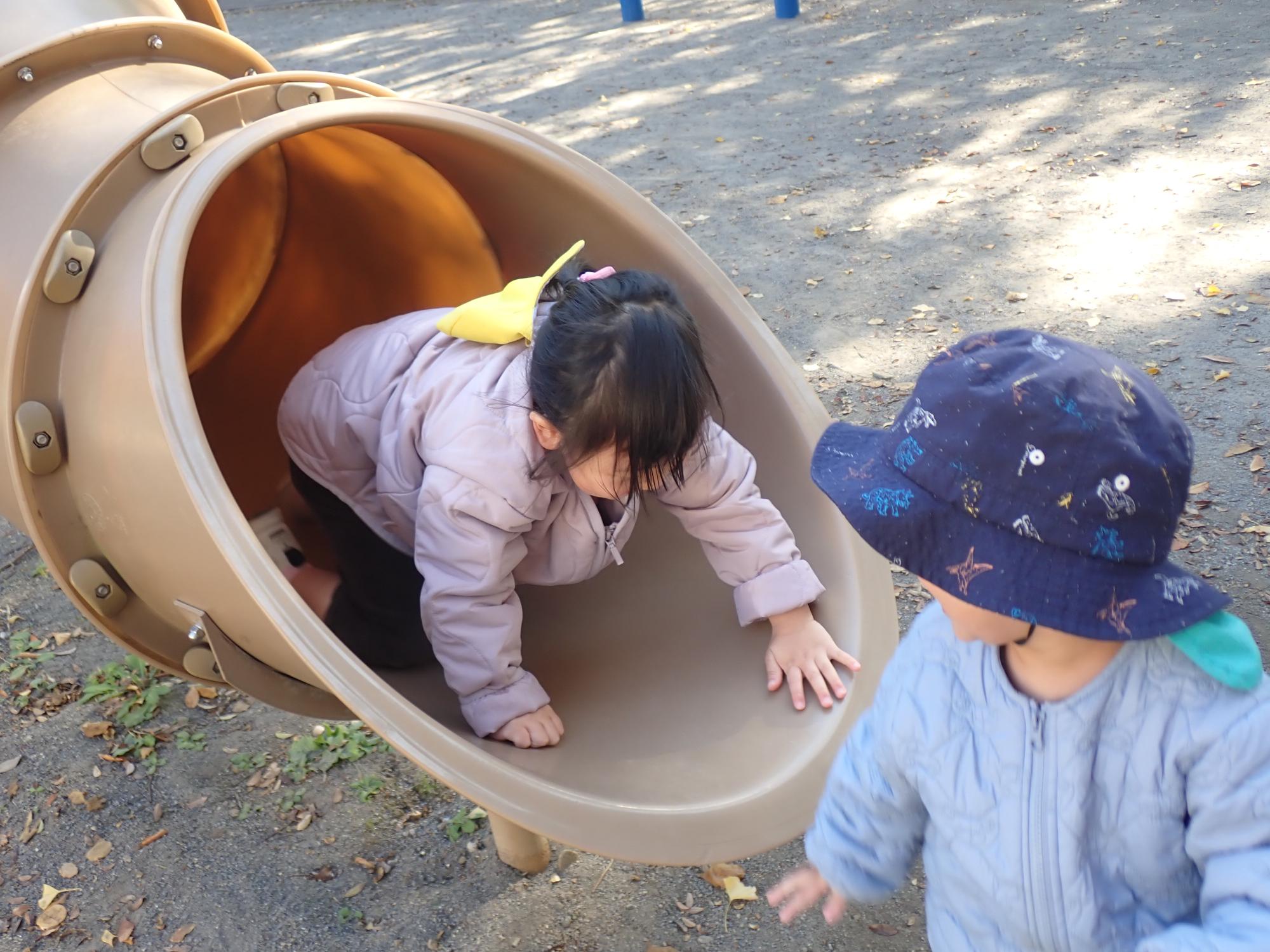 2歳児 滑り台をすべったよ