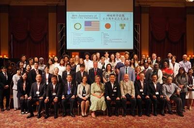 40周年記念交流会の会場での集合写真