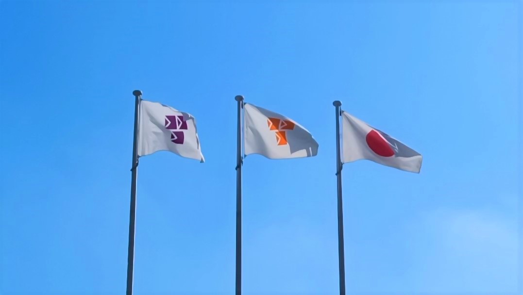 紫色とオレンジ色の旗（市旗と同じデザイン）