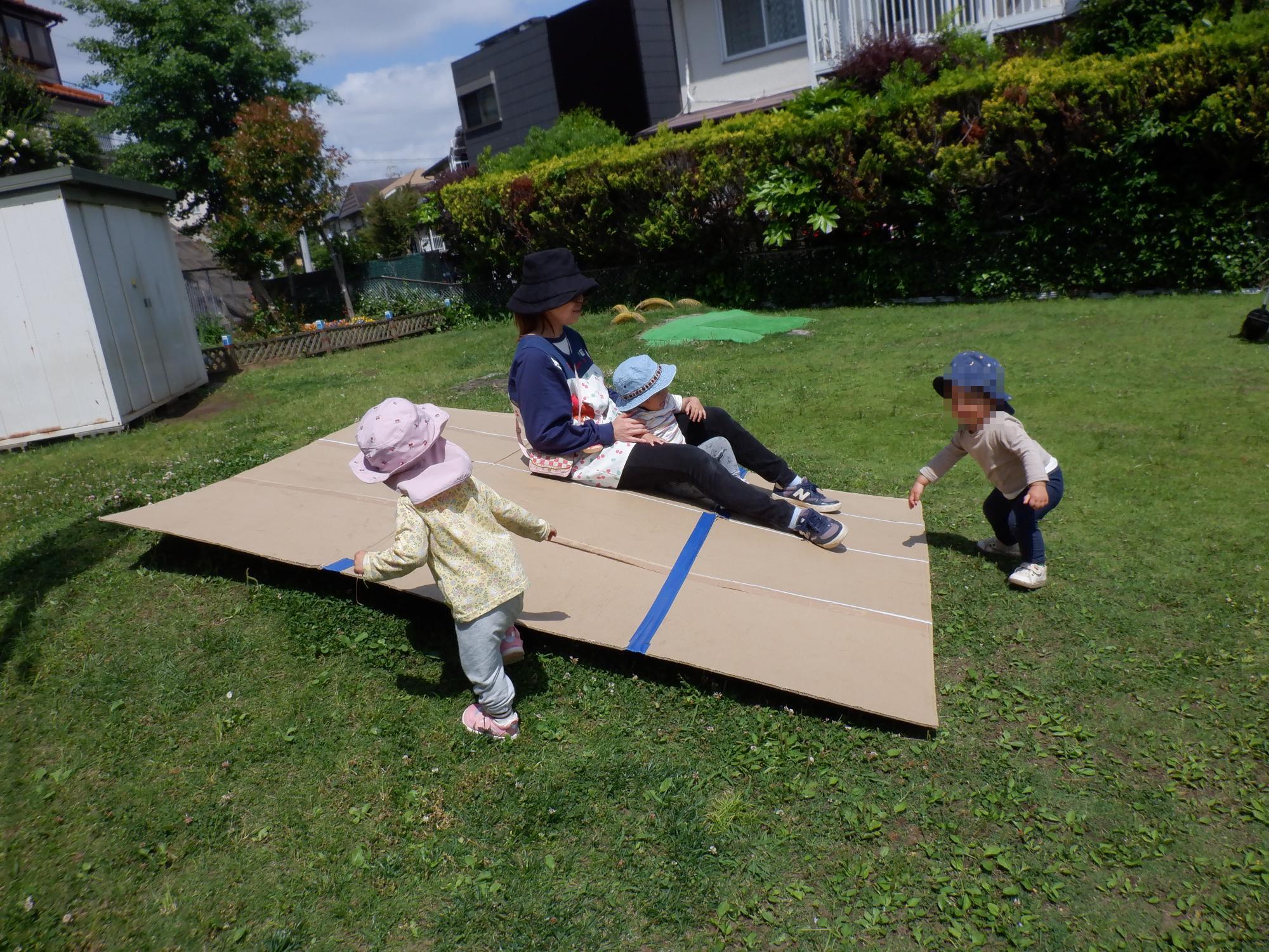 ダンボール滑り台