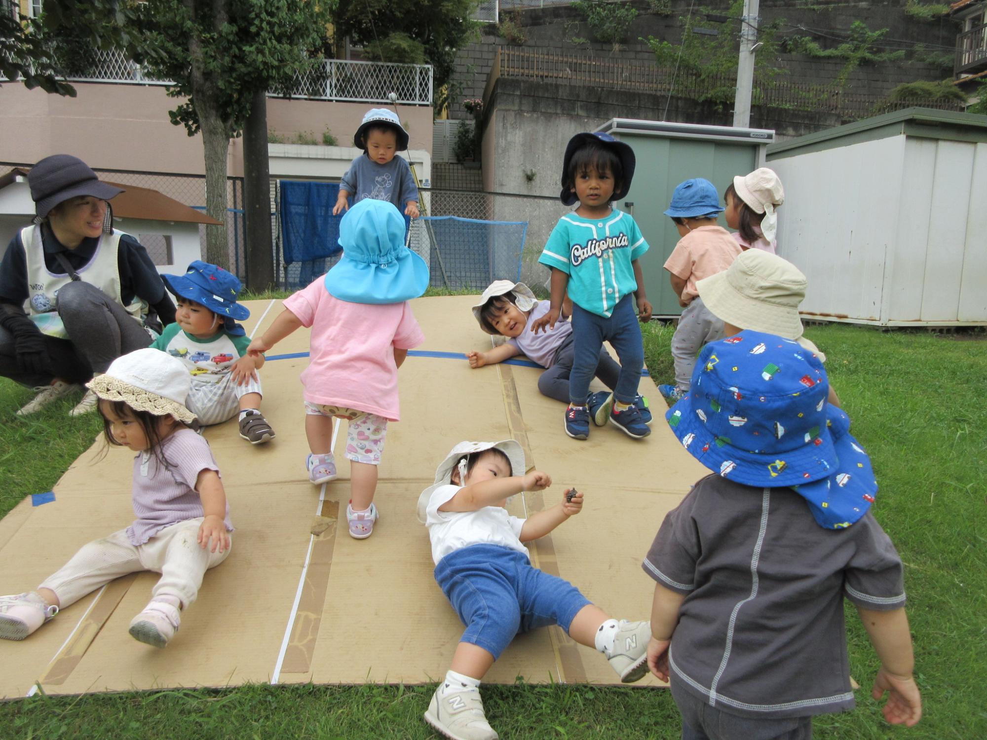 ダンボール滑り台