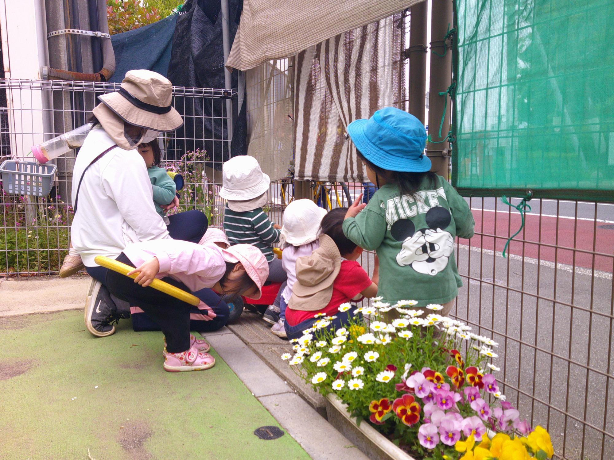 1歳児 フェンス越し