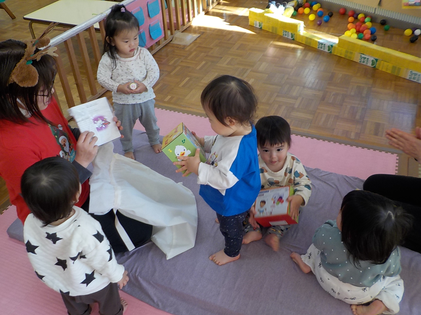 0歳児 プレゼント開封