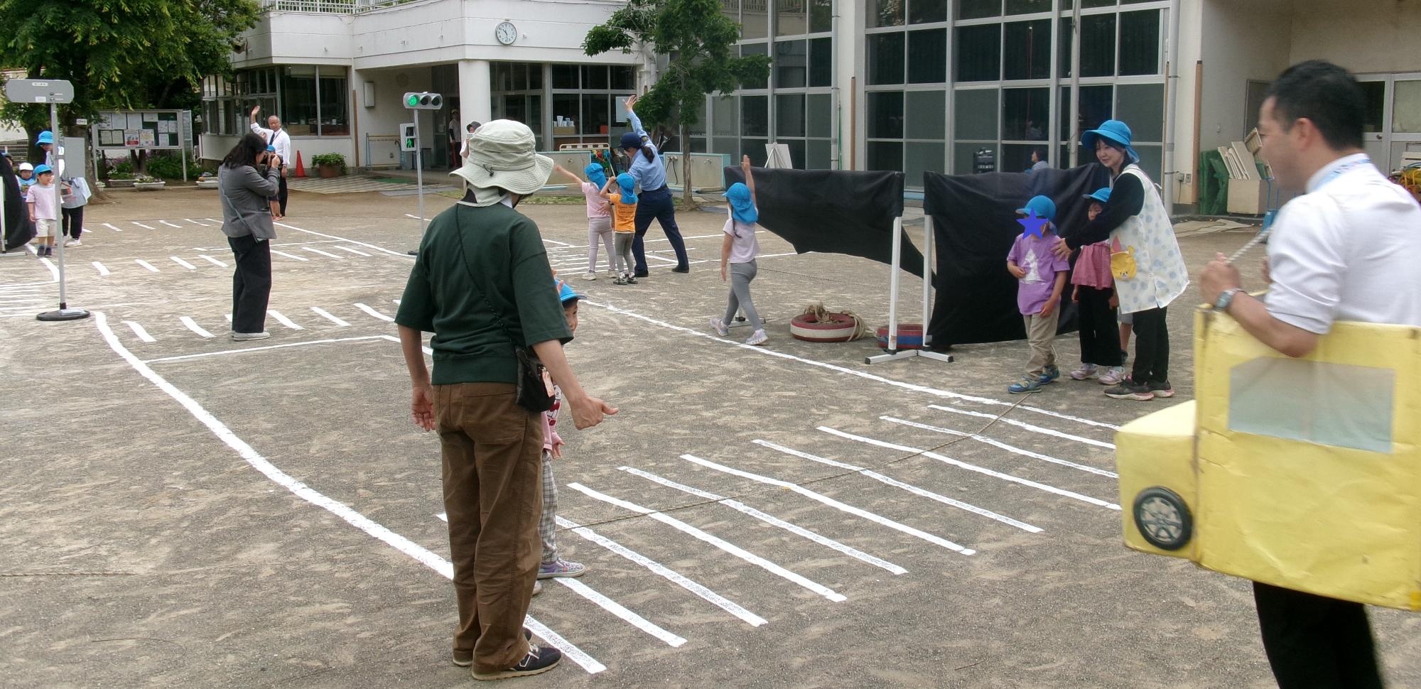 横断歩道を渡っているところ