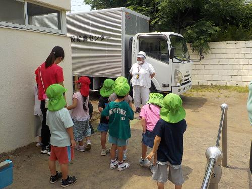 1学期の給食最終日に給食センターの先生にお礼を伝えています