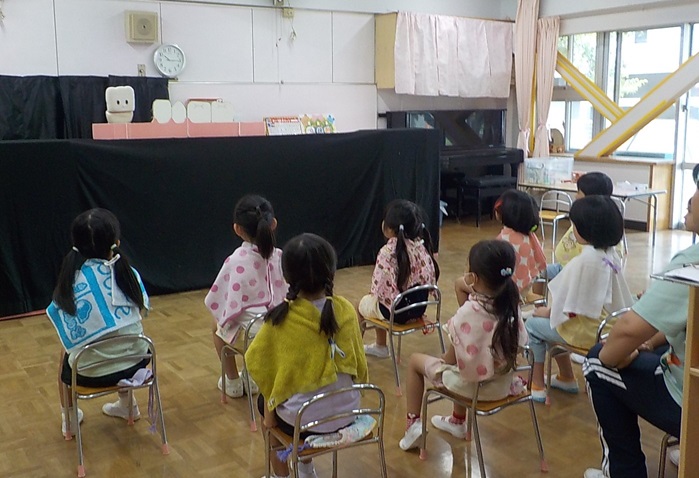 歯科衛生士さんの人形劇を見て、歯磨きの大切さを学んでいます。