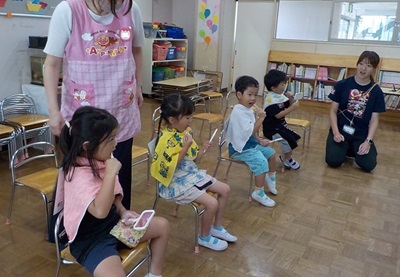 実際に歯ブラシを使って歯の磨き方を教わっています。