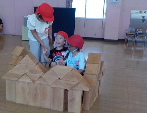 3人で中型箱積み木を使って遊んでいます