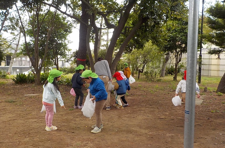 谷津コミュニティー広場で木の実や色づいた葉を探しています。