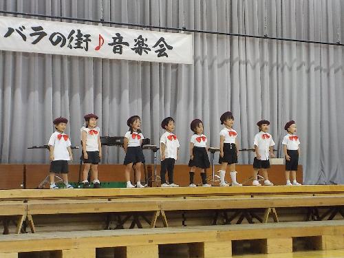 こどもたちがバラの街音楽会で歌を披露しています。