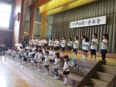 ステージで楽器を披露している谷津幼稚園の子供たちの写真