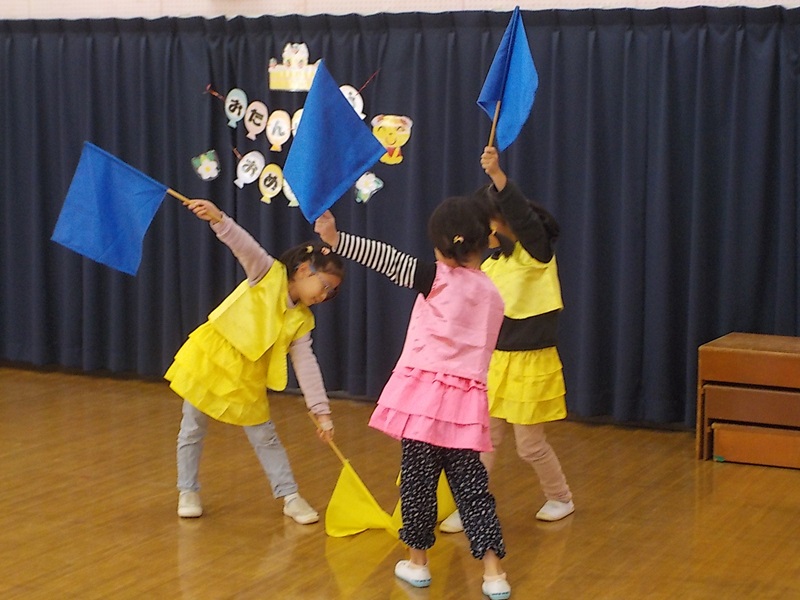 誕生会でダンスメドレーを踊っているところ。（1グループ目）