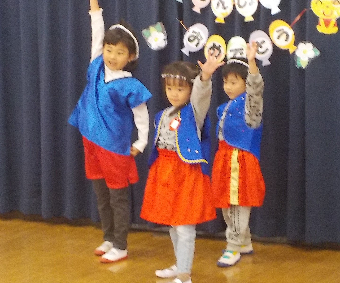 誕生会の出し物で、ダンスをメドレーを踊っているところ。（2グループ目）