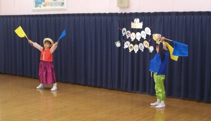 誕生会の出し物で、ダンスをメドレーで踊っているところ。（3グループ目）