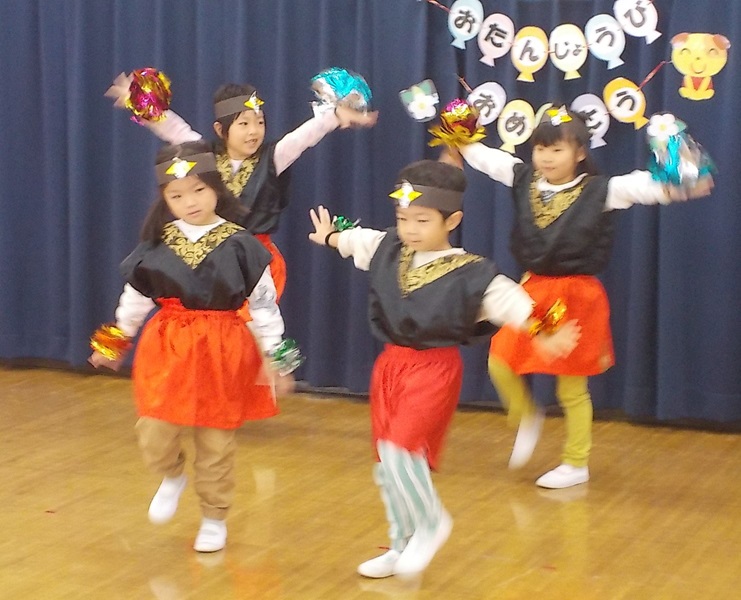 誕生会の出し物で、ダンスをメドレーで踊っているところ。（4グループ目）