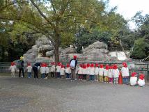 千葉市動物公園の猿山を見学している赤い帽子を被った子供たちの写真