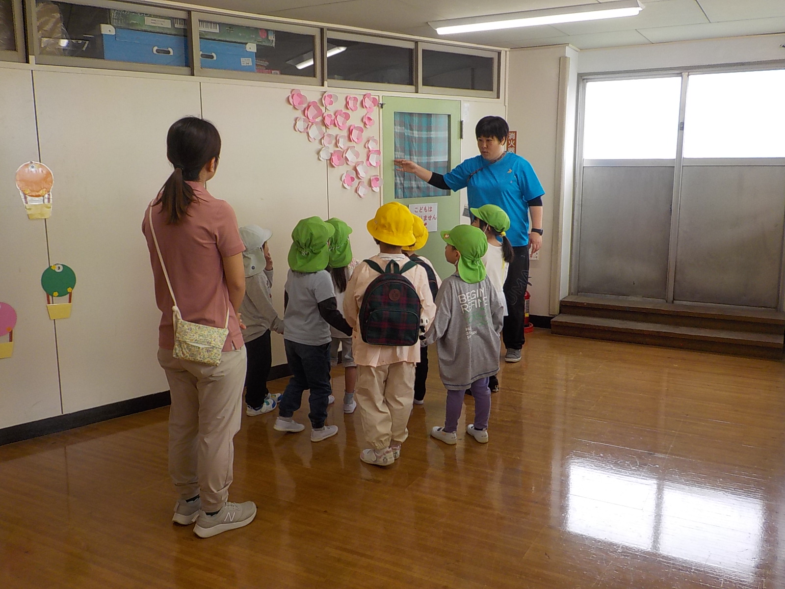 年長組が年少組に園内を案内しています