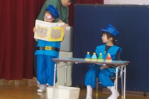 年長組は劇「どろぼうがっこう」を演じました。