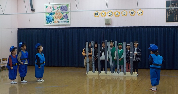 年長組劇「どろぼうがっこう」で泥棒が警察に捕まった場面です。